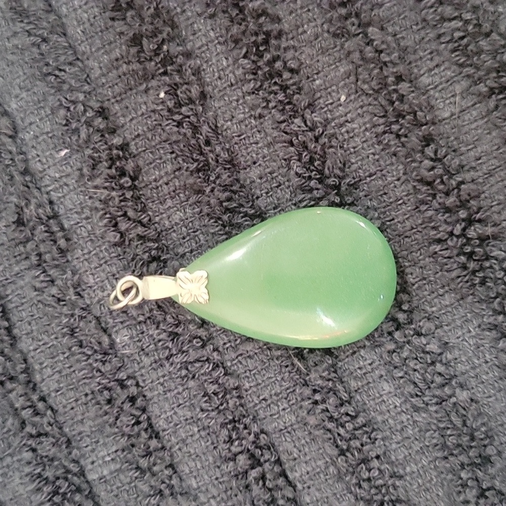 Silver Jadeite teardrop pendant 24 ct weight